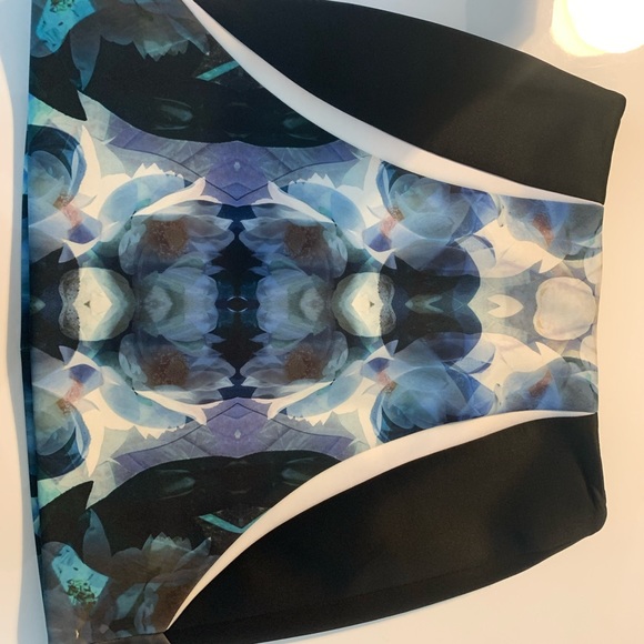 Skirt , mini , nice design and very good quality - Picture 2 of 3